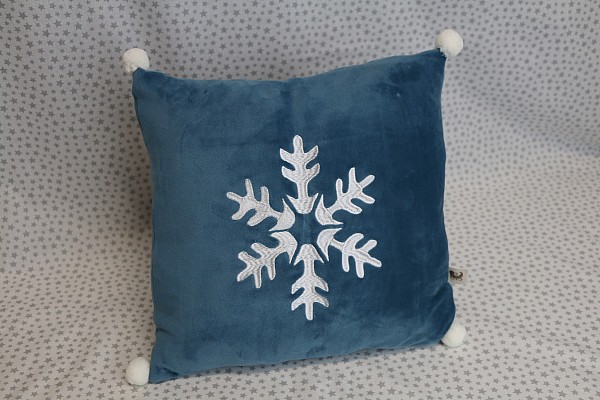 Poduszka niebieski welur, haftowana śnieżynka